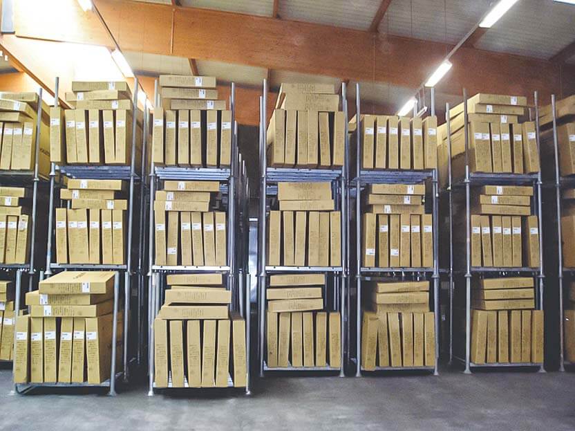 Os racks de armazenamento dobrados economizam espaço no armazém